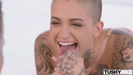 Татуированная лысая шлюшка умело берет здоровяка за щеку #3
