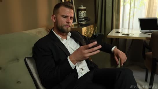 Гипнотизер воспользовался бабенкой и отодрал ее в анал #1