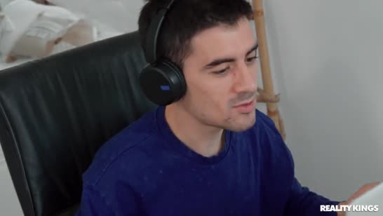 Похотливая жена не дает мужу поработать на удаленке #1