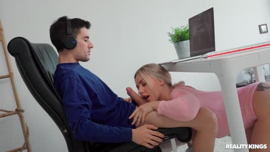 Похотливая жена не дает мужу поработать на удаленке