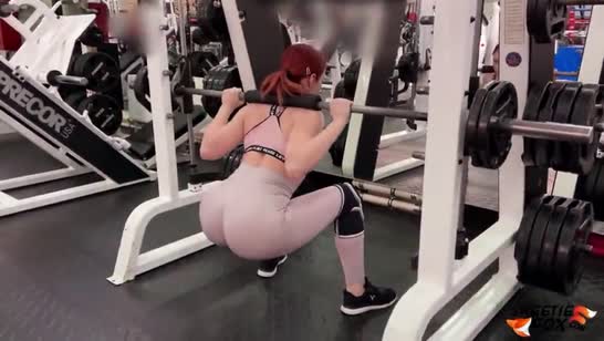 Рыжая спортсменка накачала трахательный пердак