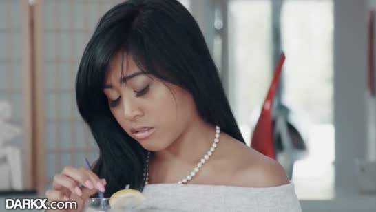 Гламурная Ember Snow наслаждается оргией с черным