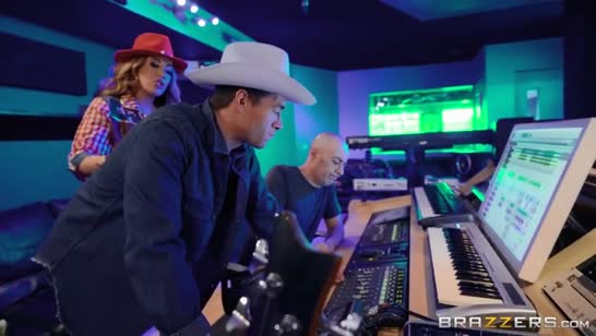 Самка с офигенным бюстом устроила оргию в студии #1