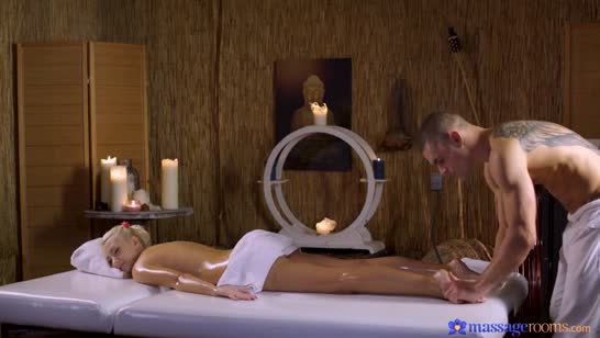 Намазал блондинку маслом и красиво чпокнул ее