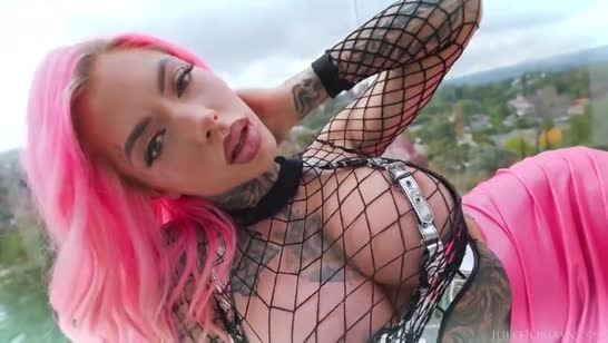 Неформальная милфа в секс наряде захотела шоколадного хера