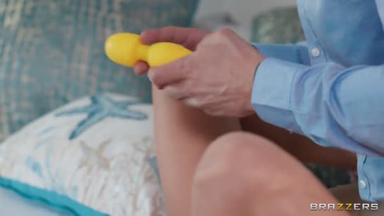 Блондинку посадили на толстый кукан и мощно отодрали