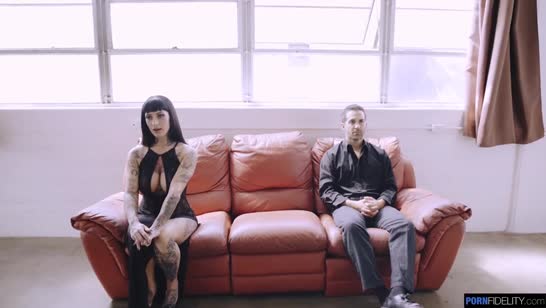 Татуированная грудаста шлюшка любит жесткач #1