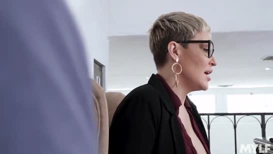 Зрелая нимфетка подкатывает к молодому пареньку #1