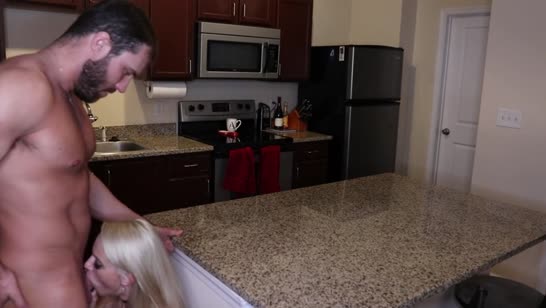 Роскошная блондинка сношается с мужиком на кухонном столе