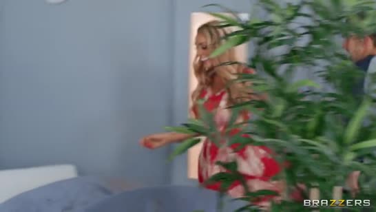 Развратная сестра жены решила заглянуть к чуваку перед сном #1