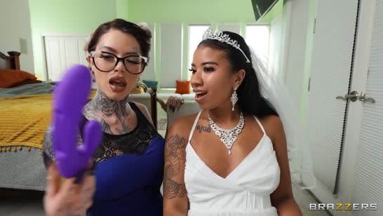 Девочки устроили перед свадьбой жесткую групповуху #1