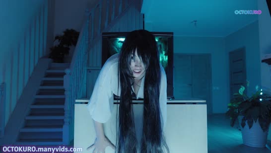 Девка вылезла из телека и сразу попала на кукан #1