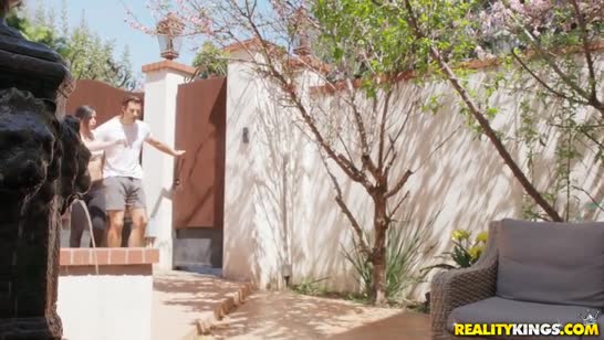 Крепыш соблазнил спортивную латинку на улице