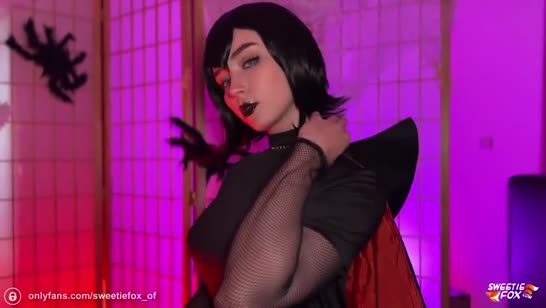 Косплеерша в откровенном наряде показывает смачную домашку #1