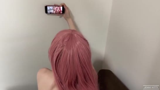Девочка с розовыми волосами снимает домашку