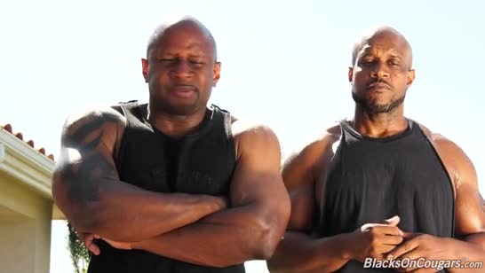 Сисястая мамочка решила попробовать себя с неграми #1