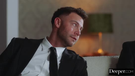 Покорная красотка в эротичном белье отдается самцам #1