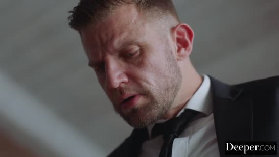 Покорная красотка в эротичном белье отдается самцам