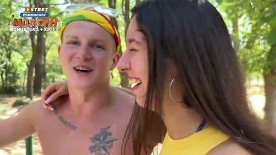 Брюнетка хорошо проводит время с друзьями на природе