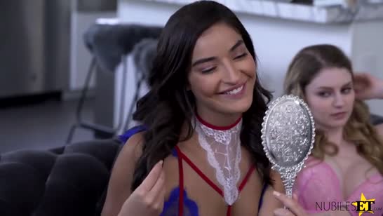 Молодые девки пригласили к себе парня на групповое соитие #1