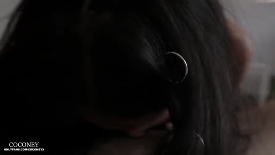 Девушка лежала полуголая и чел быстро к ней пристроился