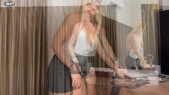 Блондиночка отвлеклась от телефона ради соития