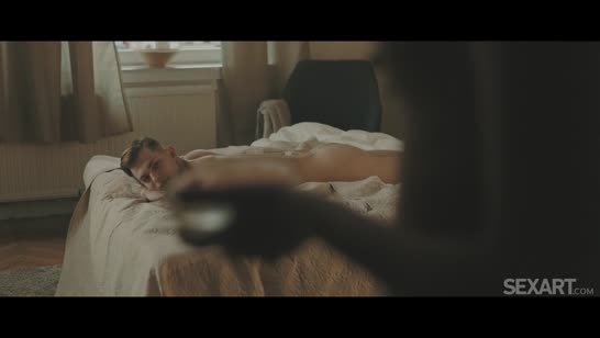 Брюнетка сама заводит друга на оргию #1