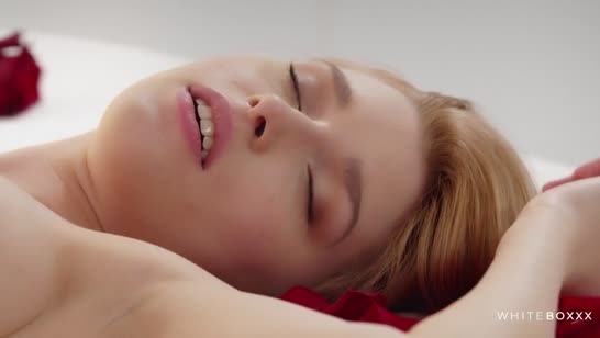 Блондинку красиво трахают посреди лепестков роз