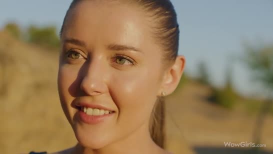 Худышка Sybil A красиво пристроилась на толстый пенис