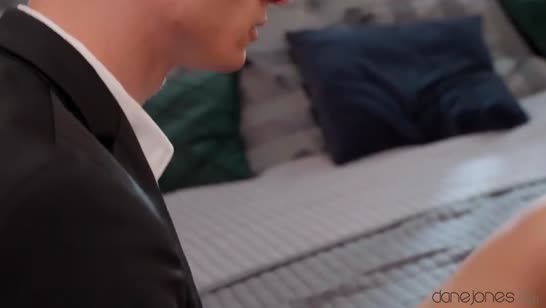 Аппетитная брюнеточка Lady Dee уже ждет самца в постели #3