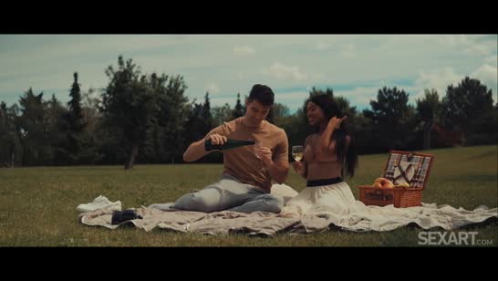 Софи Вега красиво спаривается с парнем на природе