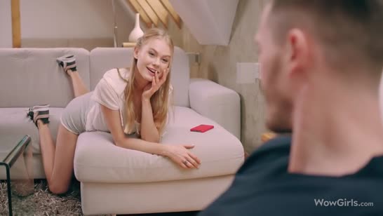 Миловидная блондинка красиво насосала большой кукан