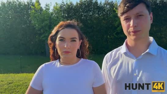 Парень куколд смотрит, как его девушку прут на лужайке