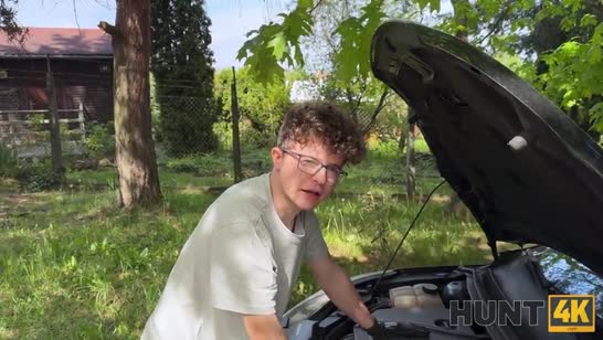 Era Queen за бабки прокинула очкастого хлюпика