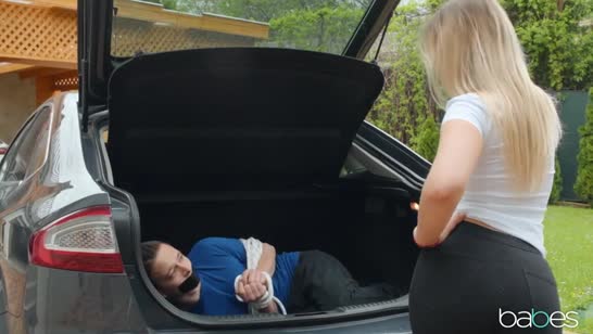 Молодая пара учится групповухе у зрелой милфы #1