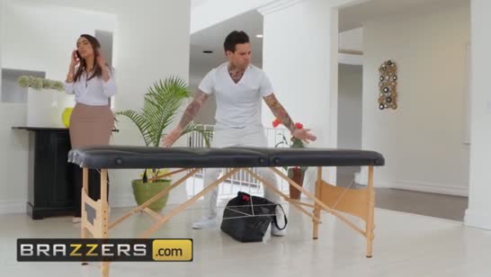 После тренировки сисястая телка пригласила на дом массажиста