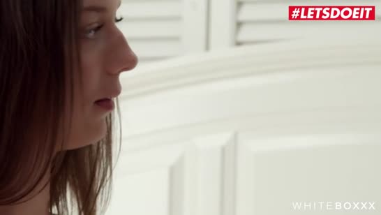 Засунула в киску вибратор и теребит свой клитор