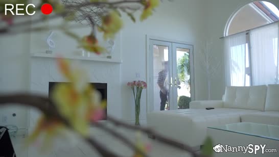 Молодая блондинка сама флиртует с парнем