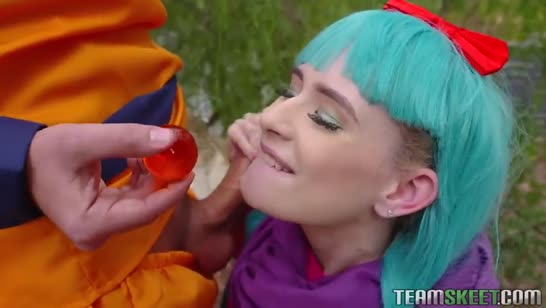 Кибер шлюшка покорно опустилась на коленки и принялась сосать