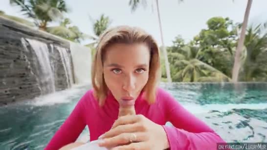 Влажная блонди сосет не вылезая из бассейна