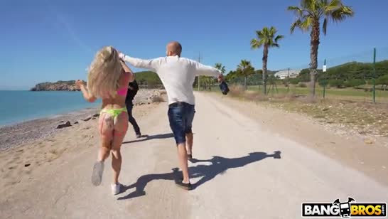 Блонди без стеснения дала в задницу на улице