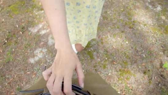 Деваха откровенно светила жопой перед парнем на прогулке