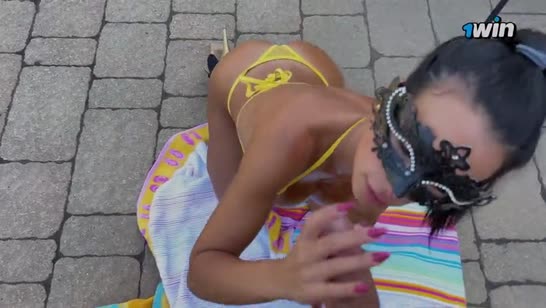 Милфа с шикарным телом дает мужику на свежем воздухе