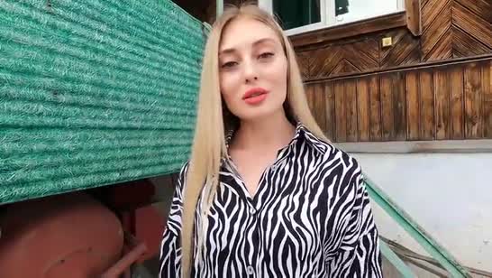 Блондинка готова отплатить за работу натурой