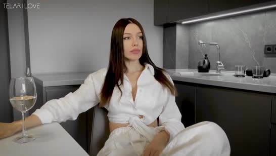 Деловая подруга после вина раздвинула ноги