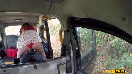 Отвязная пассажирка хочет расплатиться с таксистом натурой