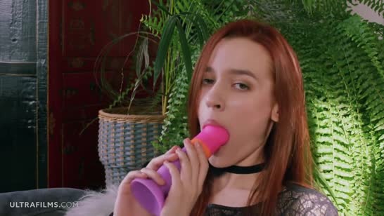 Молодая девушка прикупила себе новый самотык