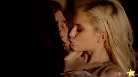 Парочка устроила ночное порево на природе