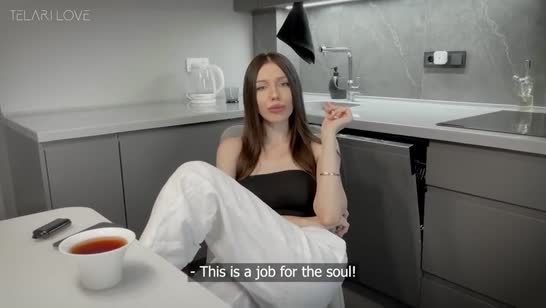 Гостья быстро освоилась и начала флиртовать с чуваком