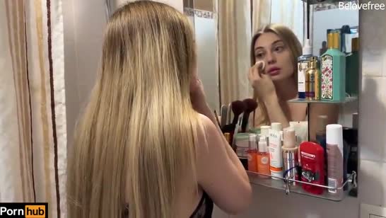 Сводная сестра щеголяет в доме в откровенном белье